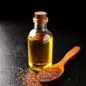 Leinöl Flasche mit Holzlöffel voller Leinsamen